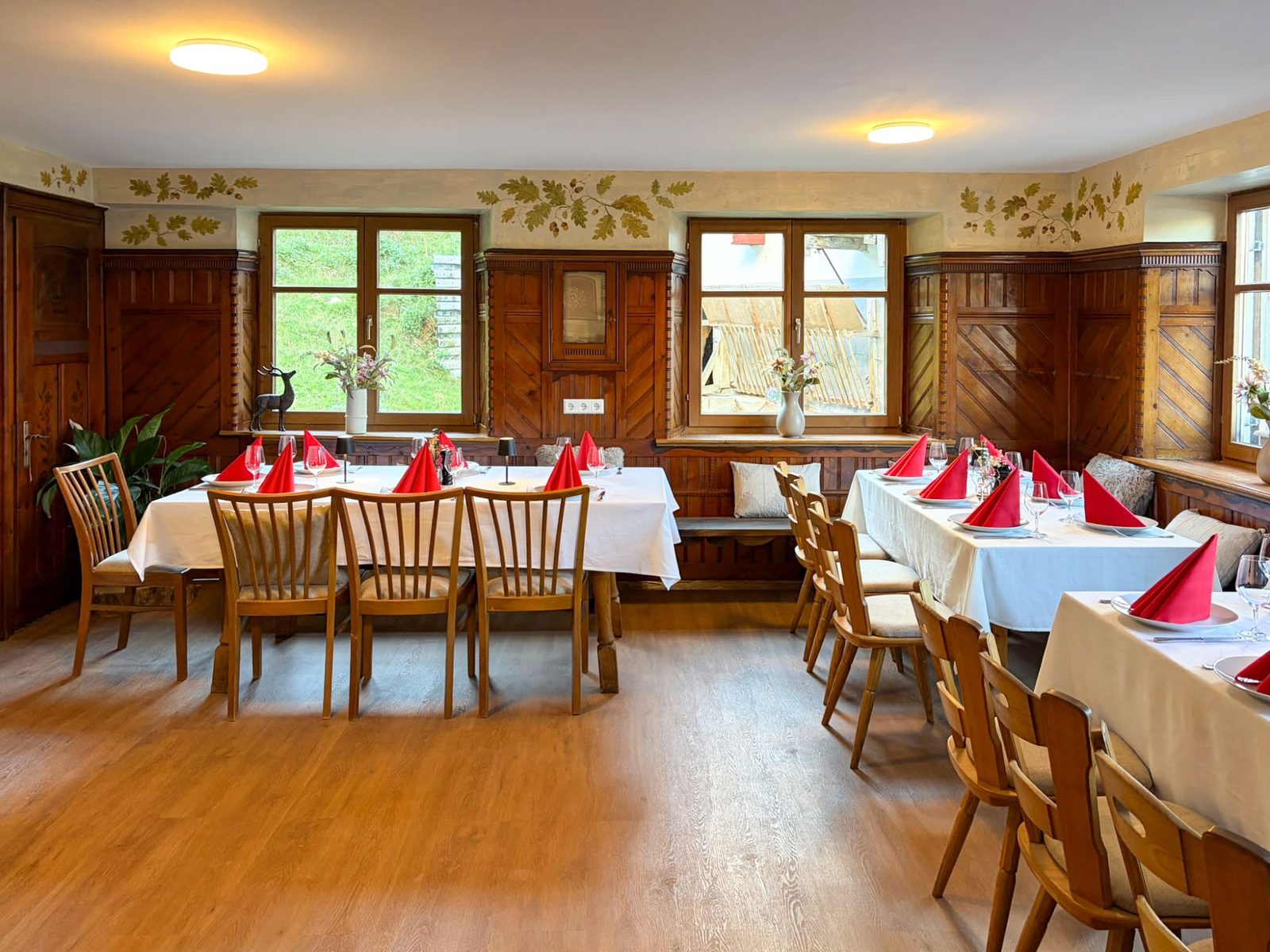 Der renovierte Raum im Haus mit langen gedeckten Tafeln und viel Platz in der Mitte